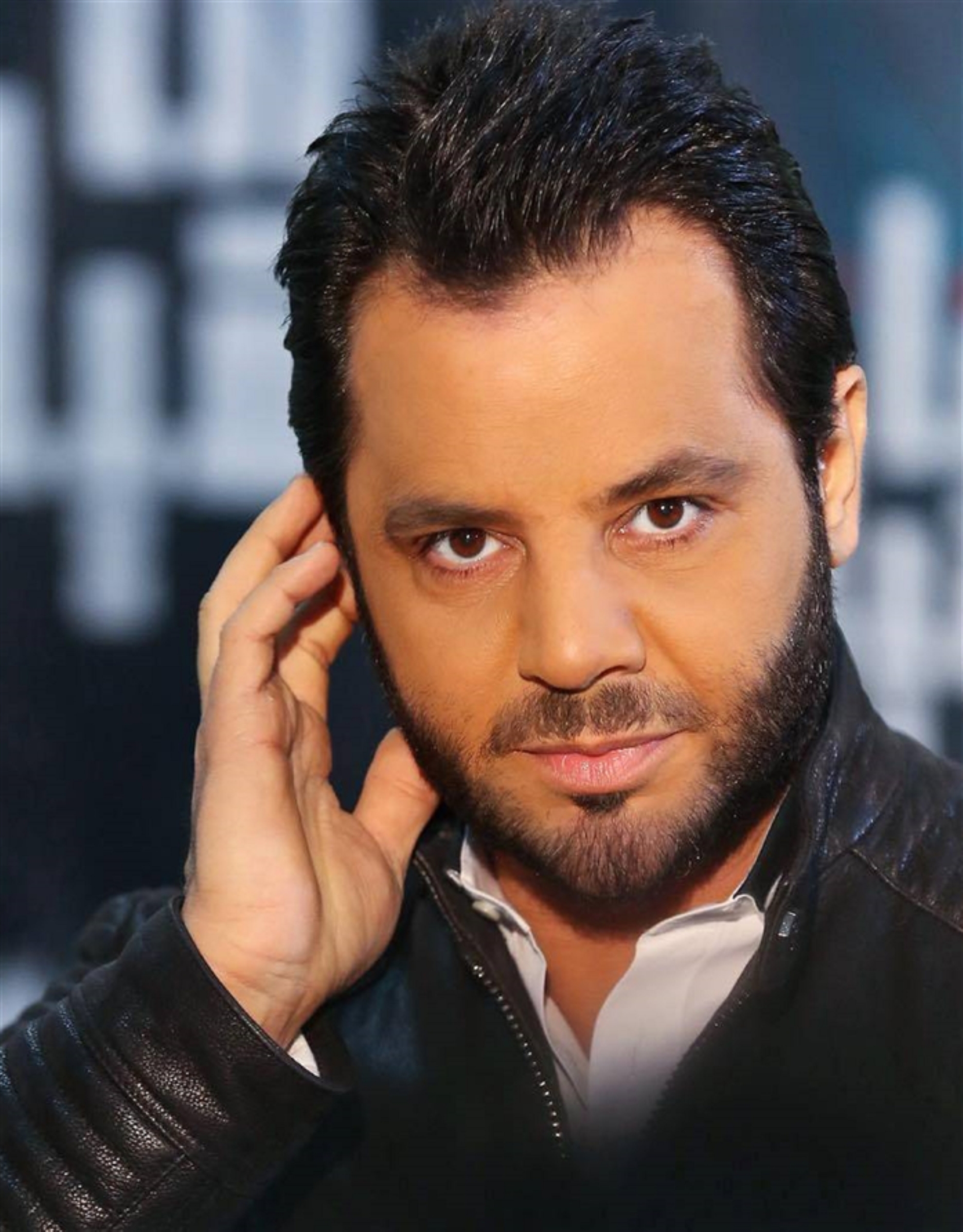 زحف إعلامي إلى الإمارات: رحلة البحث عن الدولار