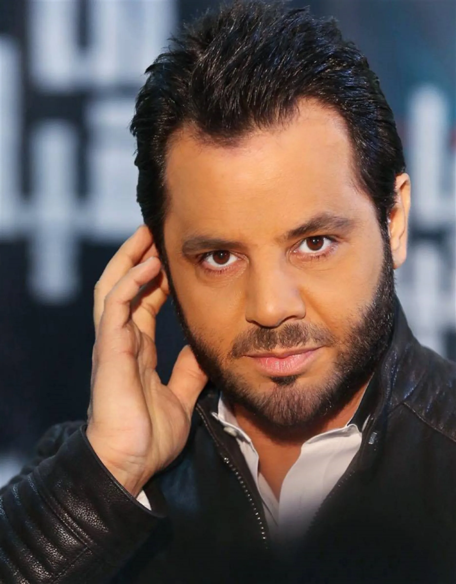 زحف إعلامي إلى الإمارات: رحلة البحث عن الدولار