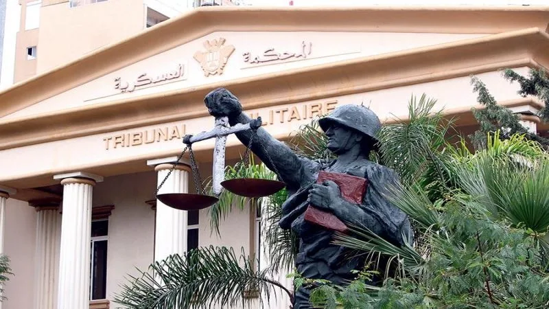 عملاء في قبضة القانون