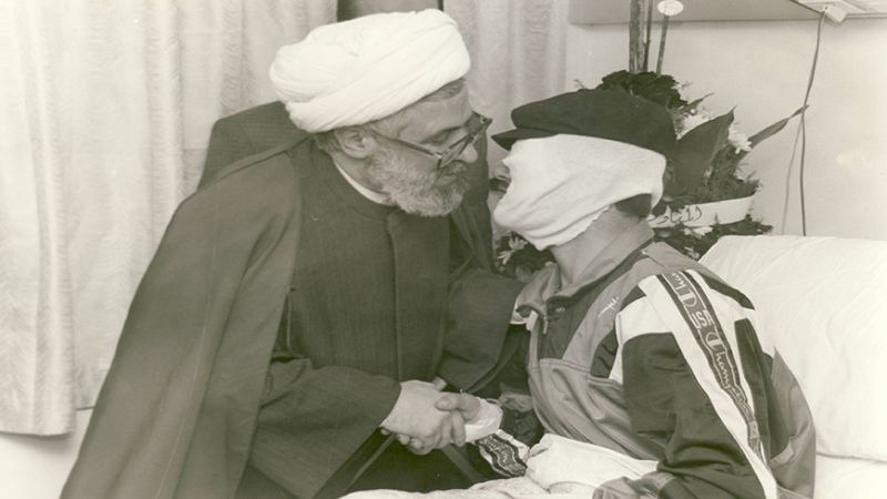 الشهيد الحي يبكي إمامه دمعًا ودمًا