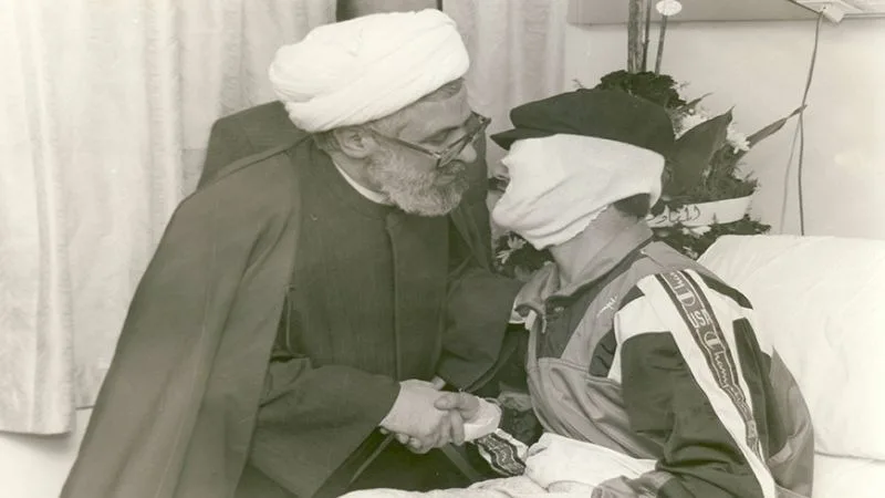 الشهيد الحي يبكي إمامه دمعًا ودمًا