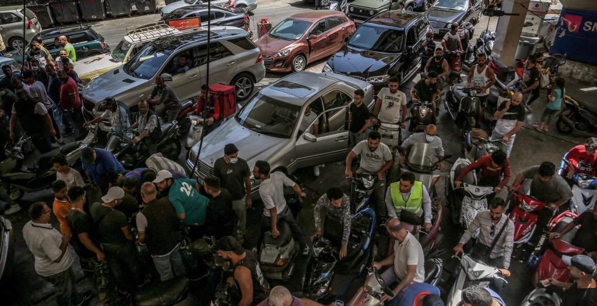فوضى محطات الوقود: غالونات ومحسوبيات والأفضلية لمن يدفع أكثر