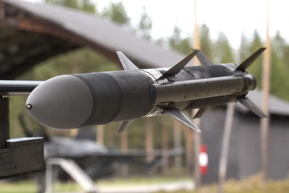 صاروخ (جو – جو)  و(سطح – جو)  متوسط المدى المتقدم AIM-120 (AMRAAM) بجميع أجياله