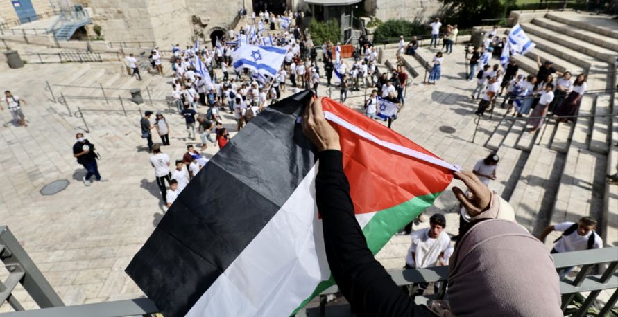 تأثير الصراع السياسي في مسيرة الأعلام