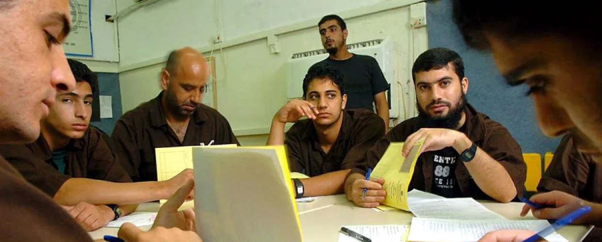 كيف حوّل الأسرى الفلسطينيون السجون إلى مدارس؟