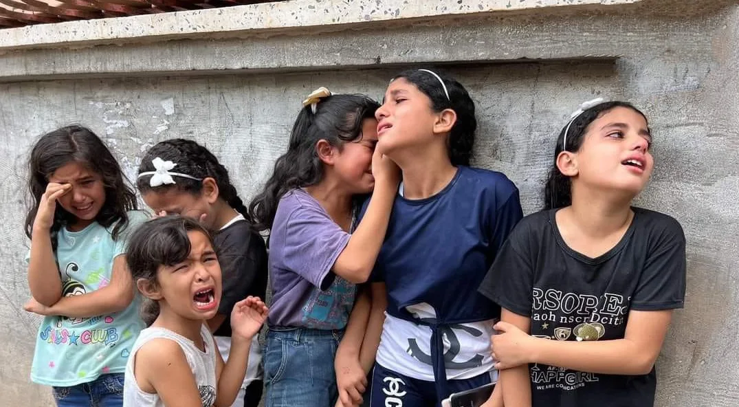 لا يمكن لأطفال غزة أن يحلموا إلّا بما تحلم به ابنة يائير لبيد