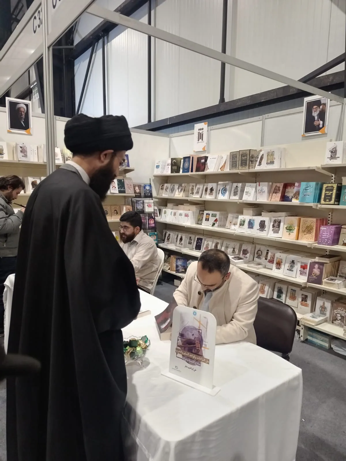 الدكتور علي مطر يوقع كتابه “حل النزاعات وقواعد السلم والحرب -نماذج إقليمية ودولية”