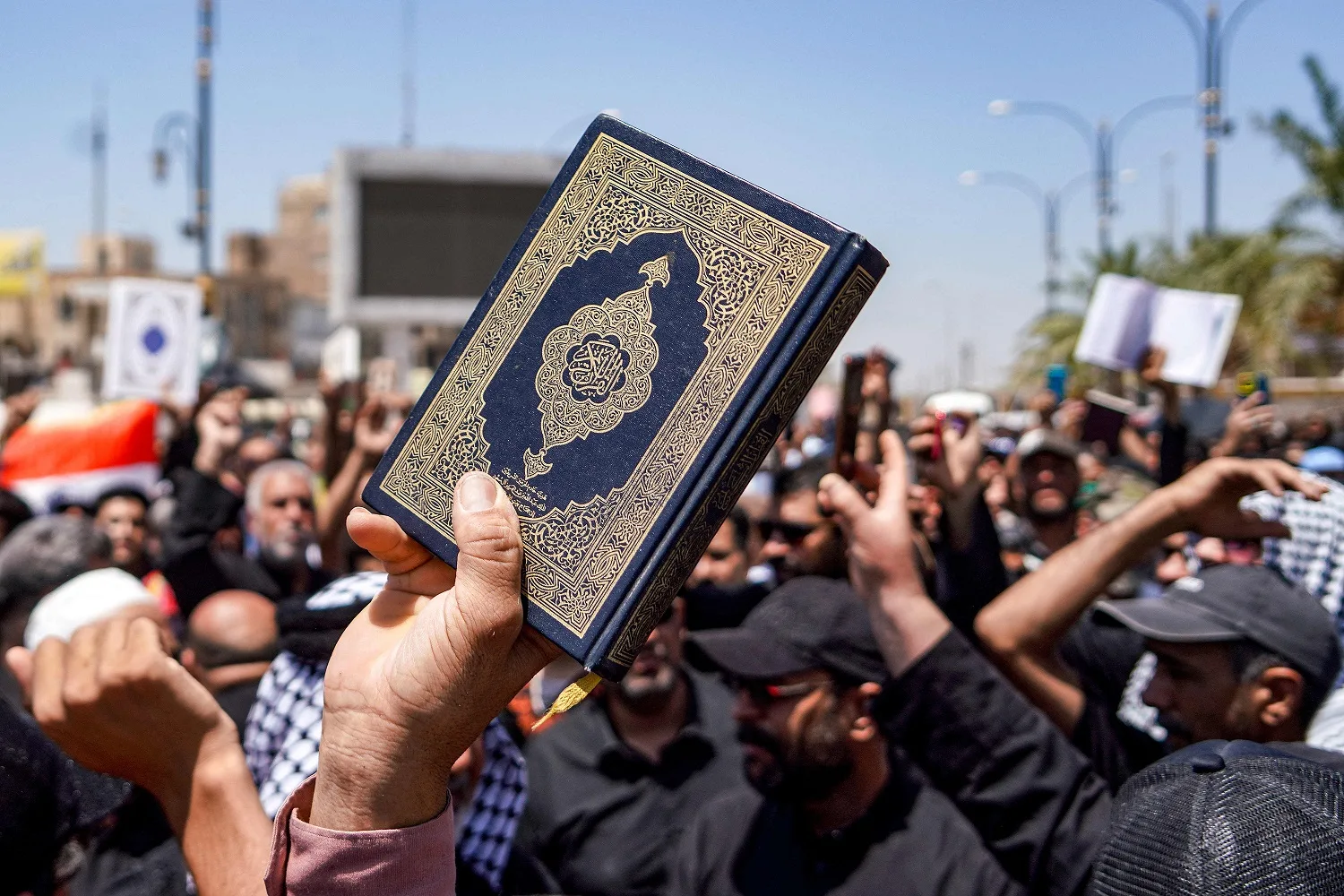 بعد تخاذل الحكومات.. هل يحمي الشباب الإٍسلامي قرآنه؟