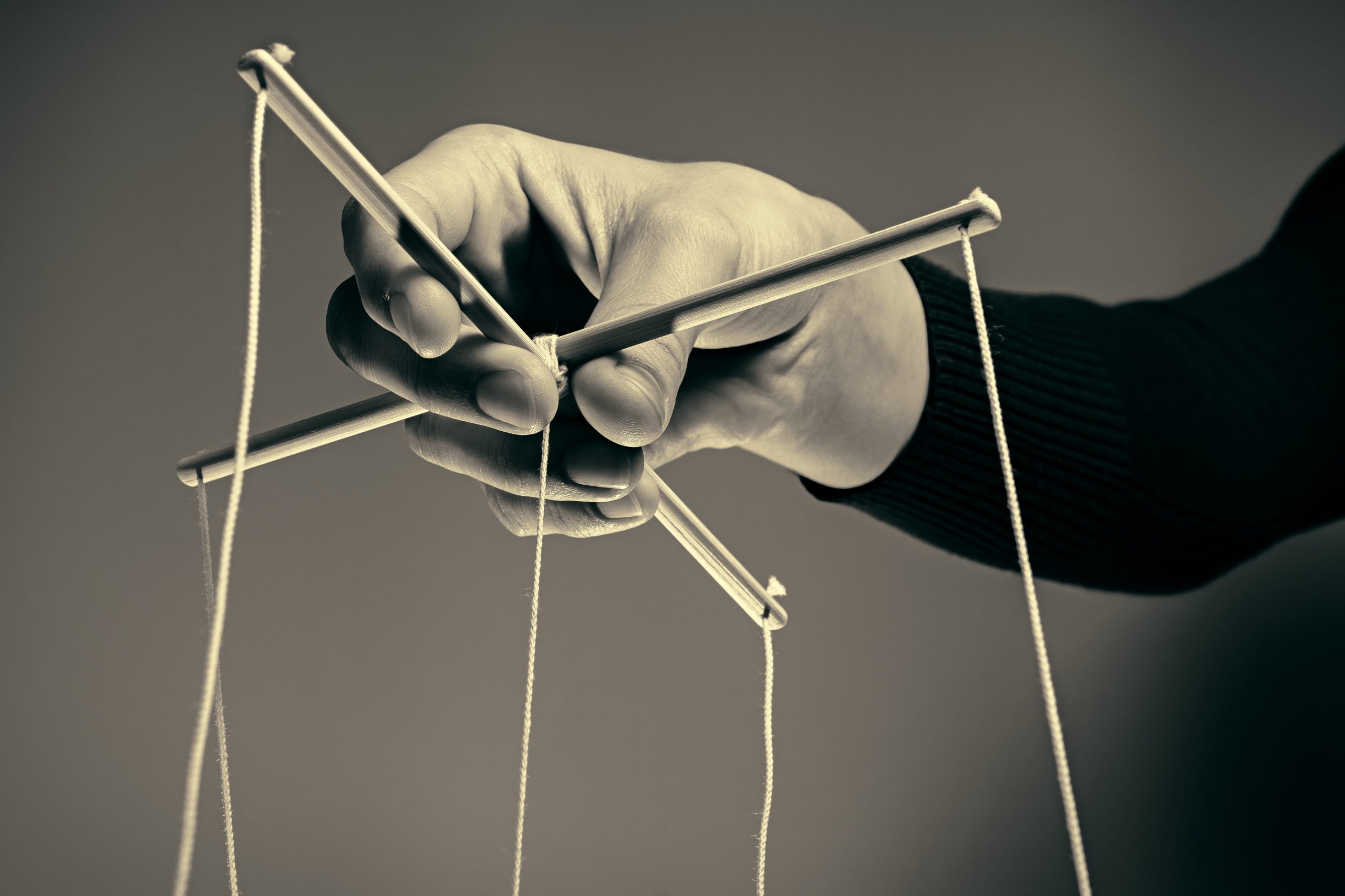 النَخبة “الأكاديميّة”: هكذا جَرَّد الغرب النُّخَب العلمية من العِلم!