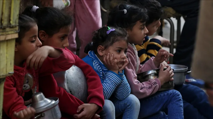بين أطفال غزّة وأترابهم.. فجوة حياة وأحلام