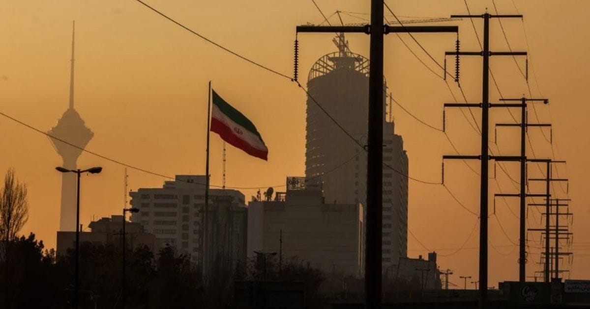 العملة والطاقة أزمتان تثقلان كاهل إيران