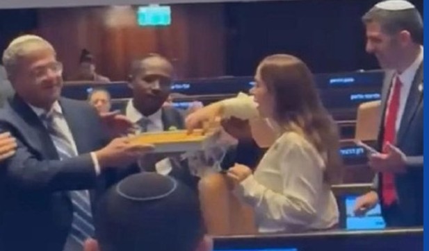 حلويات على جثث الفلسطينيين: احتفال قانوني بالجريمة