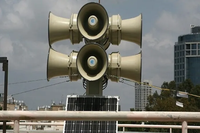 من يشتري “صفارات الإنذار”؟