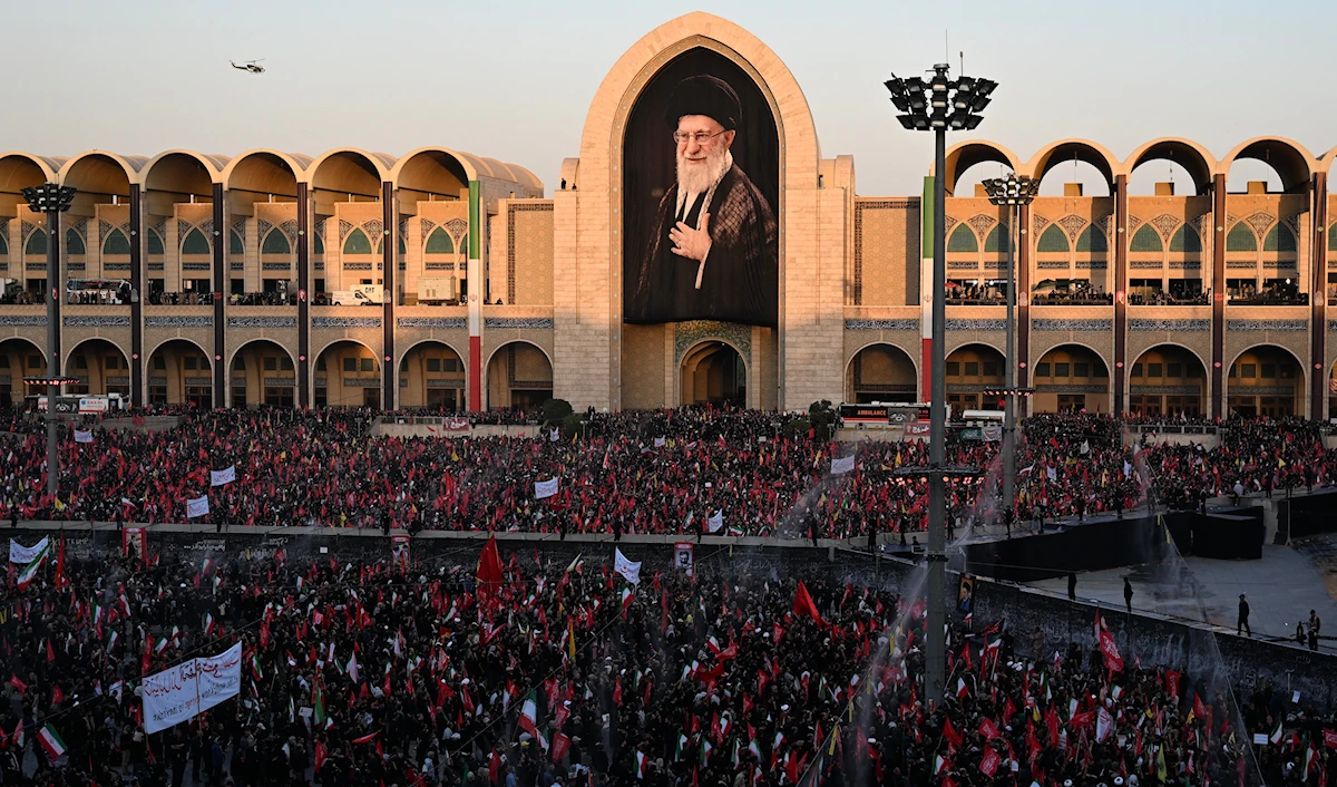 بين تشييع الإمام الخامنئي ومرور 250 عامًا على استقلال الولايات المتحدة